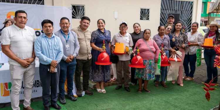 SUCUMBÍOS FORTALECE LA ECONOMÍA FAMILIAR CON LA ENTREGA DE KITS PRODUCTIVOS PARA GRANJAS AVÍCOLAS