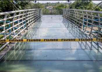 DESTRUYEN EL PUENTE DE CRISTAL Y ENCIENDEN ALARMAS POR UNA OLA DE VANDALISMO EN LAGO AGRIO