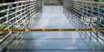 DESTRUYEN EL PUENTE DE CRISTAL Y ENCIENDEN ALARMAS POR UNA OLA DE VANDALISMO EN LAGO AGRIO