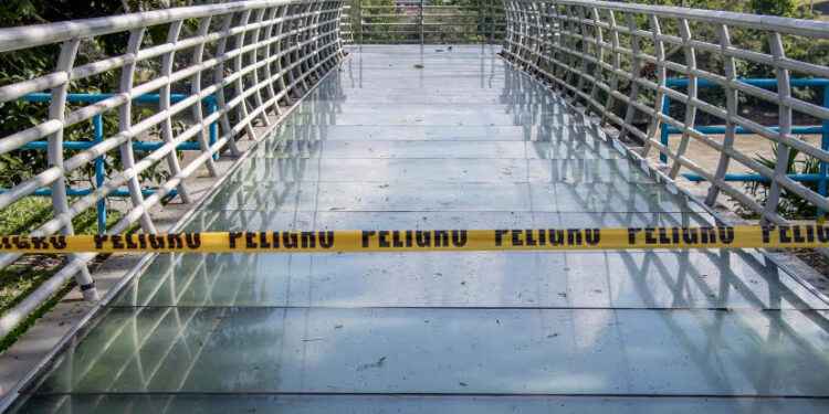 DESTRUYEN EL PUENTE DE CRISTAL Y ENCIENDEN ALARMAS POR UNA OLA DE VANDALISMO EN LAGO AGRIO