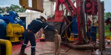 Petroecuador incorpora siete torres de perforación y aumentará en 16.000 barriles diarios la producción petrolera