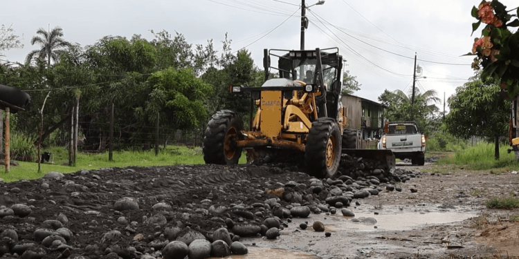 Gobierno Municipal intensifica labores de mejoramiento vial en Taracoa