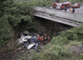 Accidente en Guayllabamba: camión cae de un puente y deja una persona atrapada