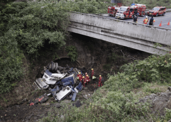 Accidente en Guayllabamba: camión cae de un puente y deja una persona atrapada