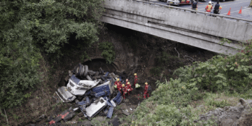 Accidente en Guayllabamba: camión cae de un puente y deja una persona atrapada