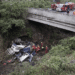 Accidente en Guayllabamba: camión cae de un puente y deja una persona atrapada