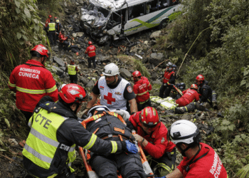 Accidente en la vía Cuenca – Molleturo: buseta de turistas cae a un barranco