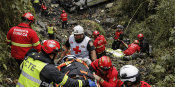 Accidente en la vía Cuenca – Molleturo: buseta de turistas cae a un barranco