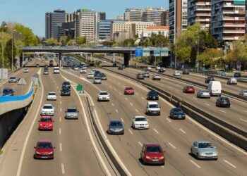 TERCERA PLACA VEHICULAR SERÁ OBLIGATORIA EN Ecuador: GOBIERNO IMPLEMENTARÁ CHIP DIGITAL PARA REFORZAR SEGURIDAD Y CONTROL AUTOMOTOR