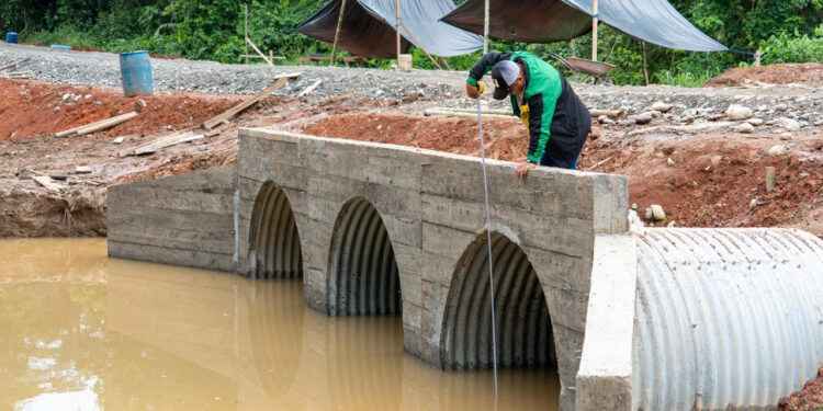 PREFECTURA DE SUCUMBÍOS IMPULSA HISTÓRICA INVERSIÓN VIAL: LAS PALMAS Y SECTORES DE GENERAL FARFÁN DEJAN ATRÁS EL AISLAMIENTO Y AVANZAN HACIA EL DESARROLLO