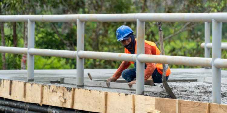 PUENTE DE JAMBELÍ ENTRA EN SU ETAPA CLAVE: INICIA FUNDICIÓN DEL PISO SOBRE EL RÍO TARUCA