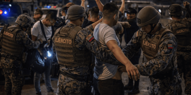 ECUADOR APLICÓ TOQUE DE QUEDA NOCTURNO EN CUATRO PROVINCIAS POR INSEGURIDAD