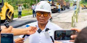 PREFECTURA DE SUCUMBÍOS MEJORA LA VÍA MONTAÑITA–PACAYACU–LAGO AGRIO CON LABORES DE MANTENIMIENTO