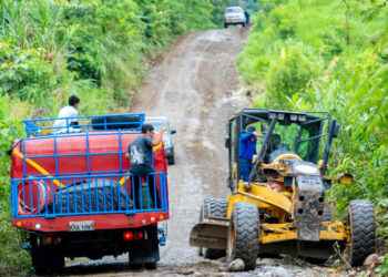 PREFECTURA DE SUCUMBÍOS INTENSIFICA EL MANTENIMIENTO VIAL EN CASCALES Y FORTALECE LA CONECTIVIDAD DE LAS COMUNIDADES RURALES