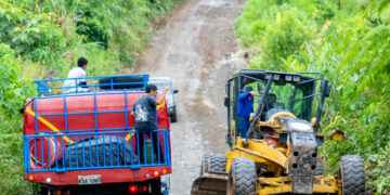 PREFECTURA DE SUCUMBÍOS INTENSIFICA EL MANTENIMIENTO VIAL EN CASCALES Y FORTALECE LA CONECTIVIDAD DE LAS COMUNIDADES RURALES