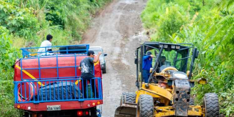 PREFECTURA DE SUCUMBÍOS INTENSIFICA EL MANTENIMIENTO VIAL EN CASCALES Y FORTALECE LA CONECTIVIDAD DE LAS COMUNIDADES RURALES