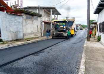 PREFECTURA ASFALTA 3,2 KILÓMETROS DE VÍAS URBANAS EN SHUSHUFINDI