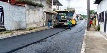 PREFECTURA ASFALTA 3,2 KILÓMETROS DE VÍAS URBANAS EN SHUSHUFINDI