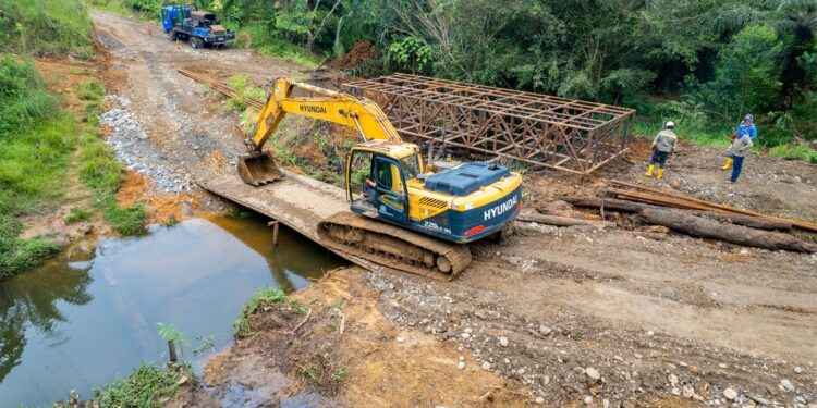PUENTE EN SUCUMBÍOS ALCANZA 70% DE AVANCE Y FORTALECERÁ LA CONEXIÓN RURAL