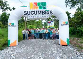 PREFECTURA DE SUCUMBÍOS EJECUTA OBRA VIAL HISTÓRICA EN LAS PALMAS Y MEJORA CONDICIONES PRODUCTIVAS