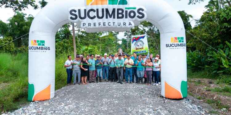 PREFECTURA DE SUCUMBÍOS EJECUTA OBRA VIAL HISTÓRICA EN LAS PALMAS Y MEJORA CONDICIONES PRODUCTIVAS