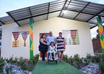 PREFECTO YOFRE POMA ENTREGA LA DÉCIMA TERCERA CASA SOCIAL A FAMILIA VULNERABLE EN JAMBELÍ, LAGO AGRIO