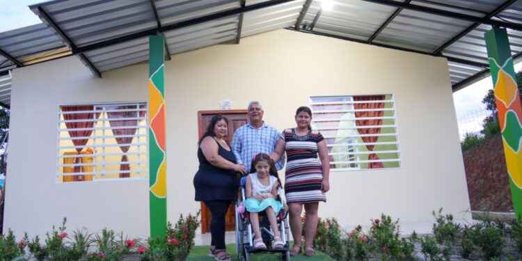 PREFECTO YOFRE POMA ENTREGA LA DÉCIMA TERCERA CASA SOCIAL A FAMILIA VULNERABLE EN JAMBELÍ, LAGO AGRIO