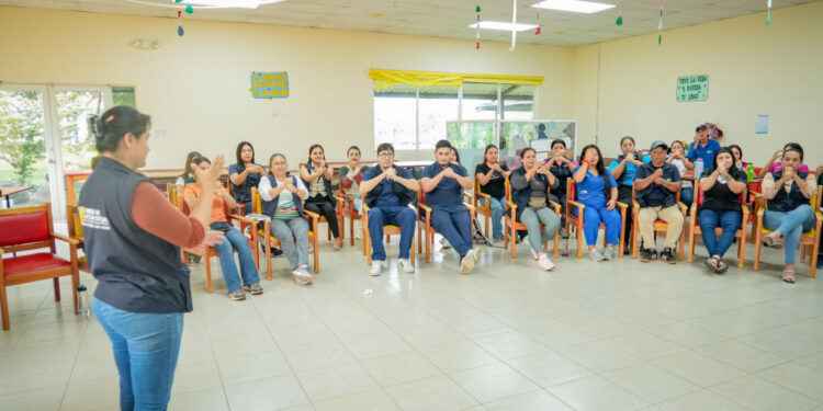 LAGO AGRIO IMPULSA ENSEÑANZA DE LENGUA DE SEÑAS EN COLEGIOS CON PARTICIPACIÓN DE INSTRUCTORES SORDOS