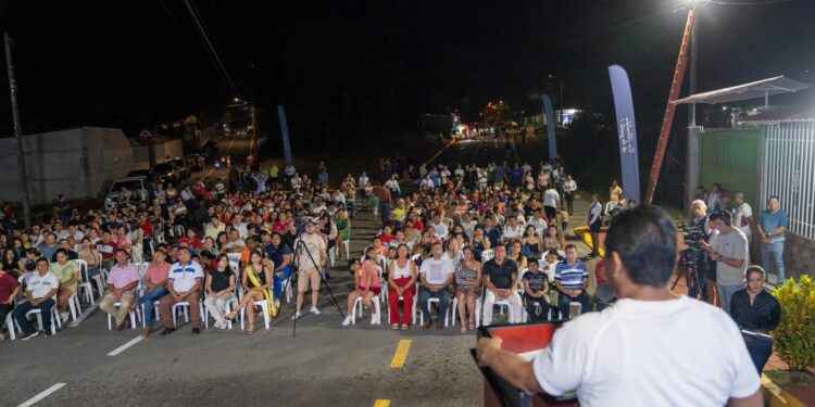 ALCALDÍA DE LAGO AGRIO ENTREGA ASFALTADO INTEGRAL EN EL BARRIO EL NARANJAL Y ANUNCIA MÁS OBRAS VIALES