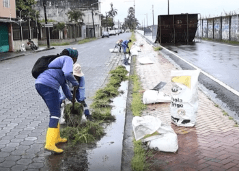 ALCALDÍA REALIZA MINGA DE LIMPIEZA EN CICLOVÍA DE EL COCA PARA FORTALECER ORNATO Y SALUD PÚBLICA