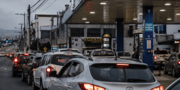 ESCASEZ DE GASOLINA PROVOCA LARGAS FILAS Y PREOCUPACIÓN EN QUITO