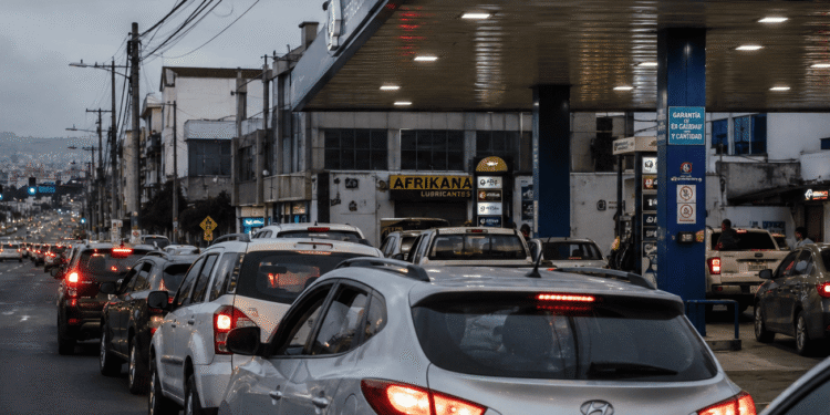 ESCASEZ DE GASOLINA PROVOCA LARGAS FILAS Y PREOCUPACIÓN EN QUITO