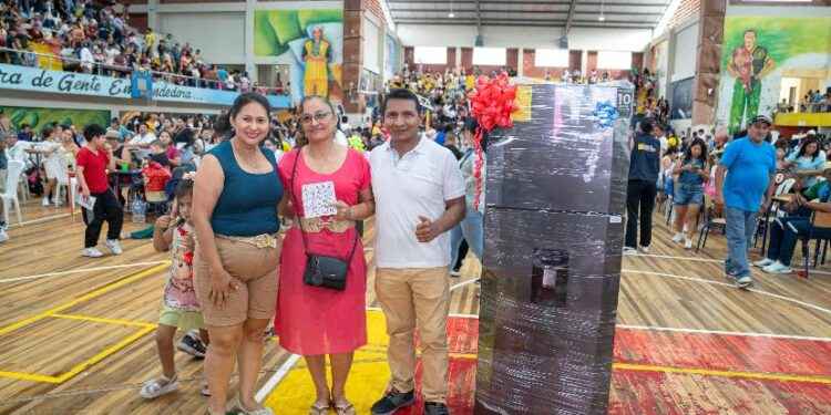 MULTITUDINARIO HOMENAJE A LAS MADRES REUNIÓ A CIENTOS DE FAMILIAS EN LAGO AGRIO