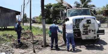 MUNICIPALIDAD REALIZA LIMPIEZA DE ALCANTARILLADO SANITARIO EN EL BARRIO 27 DE OCTUBRE