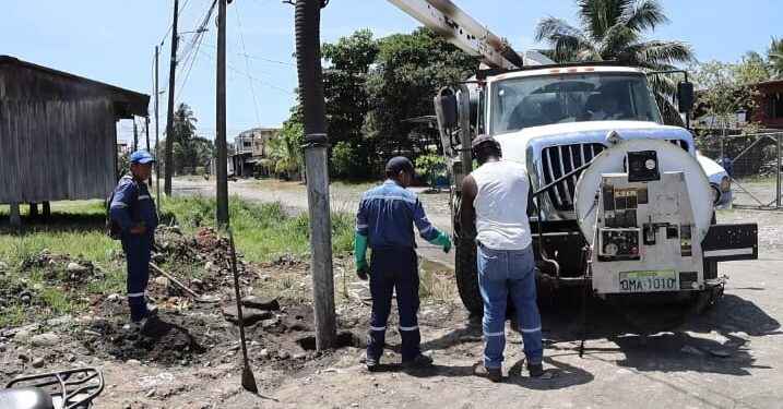 MUNICIPALIDAD REALIZA LIMPIEZA DE ALCANTARILLADO SANITARIO EN EL BARRIO 27 DE OCTUBRE