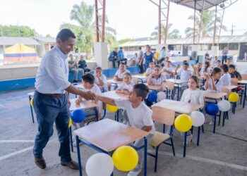 ESCUELAS RURALES DE LAGO AGRIO RECIBEN NUEVO MOBILIARIO ESCOLAR