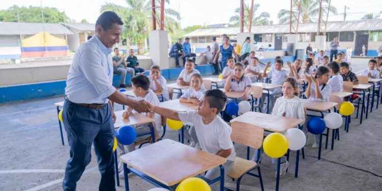 ESCUELAS RURALES DE LAGO AGRIO RECIBEN NUEVO MOBILIARIO ESCOLAR