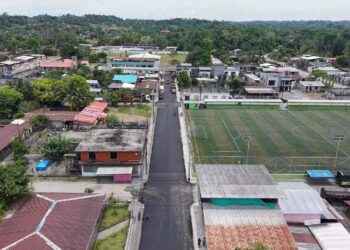 FLOR DE PANTANO AVANZA CON ASFALTADO DE VÍAS PARA MEJORAR EL ACCESO A LA UNIDAD EDUCATIVA CARMITA TENEDA